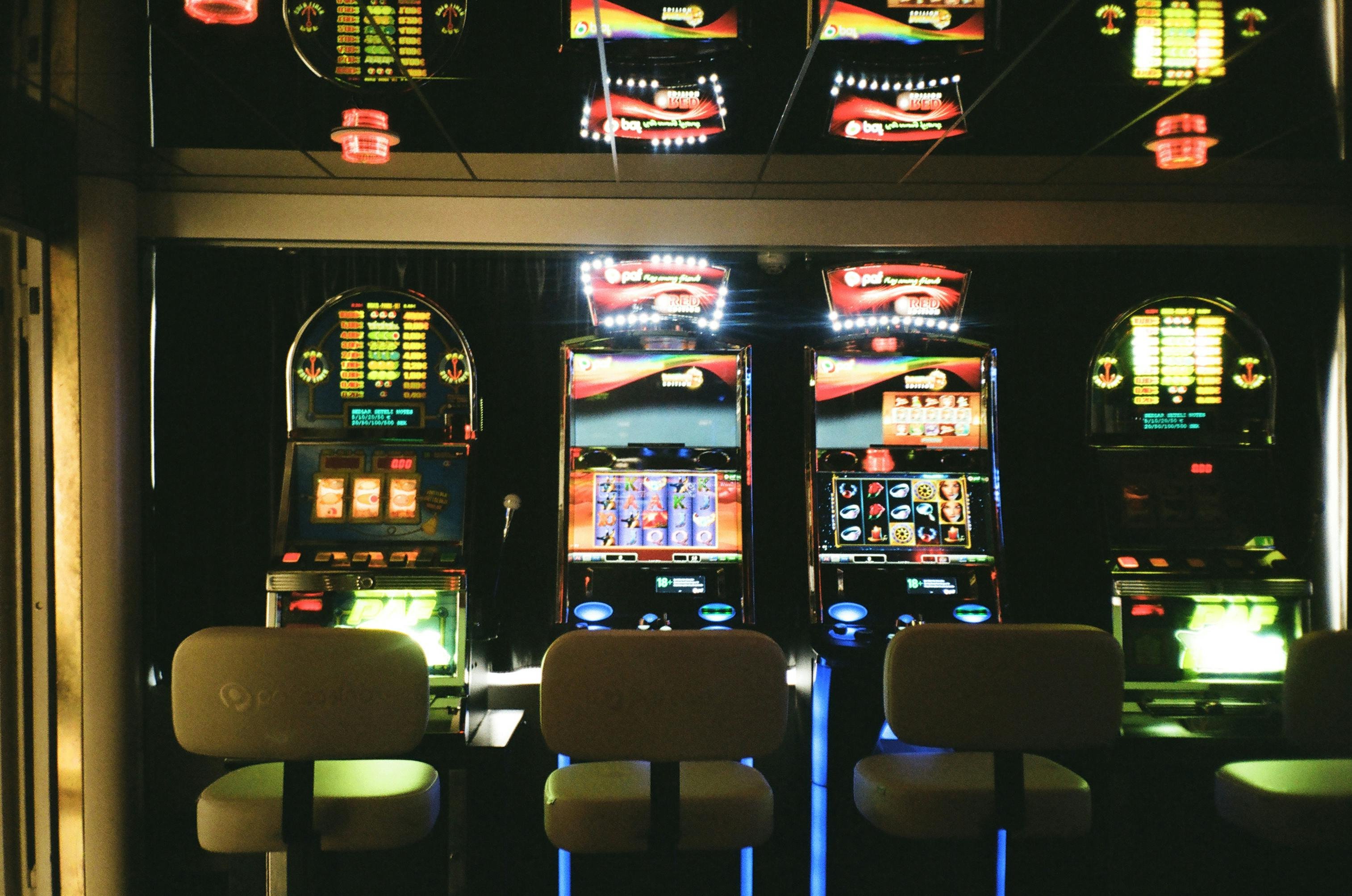 Filipino bettor checking live sports odds on a smartphone screen
